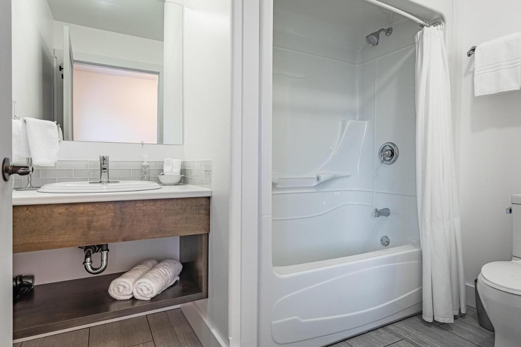 The Tides Inn Norris Point Екстер'єр фото